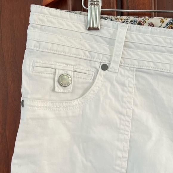 New white shorts - Picture 3 of 5